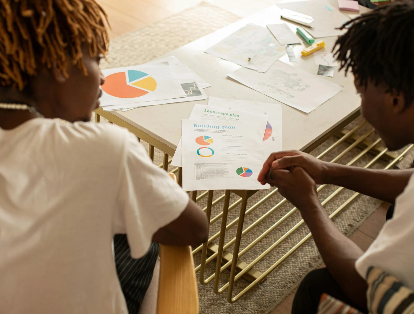 لقاء تخطيطي مهني لتأسيس مدرسة ضمن بيئة تعليمية حديثة.